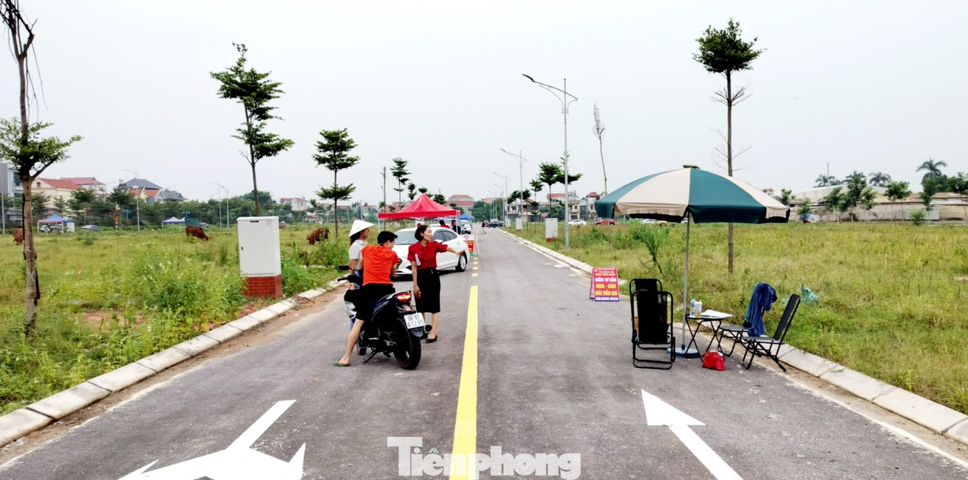 Chủ tịch UBND huyện Việt Yên đã chỉ đạo tạm dừng giao dịch, cấp giấy chứng nhận QSDĐ thuộc dãy LK3 của Khu dân cư gồm các lô số: 02, 04, 05, 07, 08, 09, 10, 24, 28, 29, 36, 38, 41 và 46 tại Khu dân cư Dương Quốc Cơ, thị trấn Bích Động. Chủ tịch UBND huyện Việt Yên đã chỉ đạo tạm dừng giao dịch, cấp giấy chứng nhận QSDĐ thuộc dãy LK3 của Khu dân cư gồm các lô số: 02, 04, 05, 07, 08, 09, 10, 24, 28, 29, 36, 38, 41 và 46 tại Khu dân cư Dương Quốc Cơ, thị trấn Bích Động.
