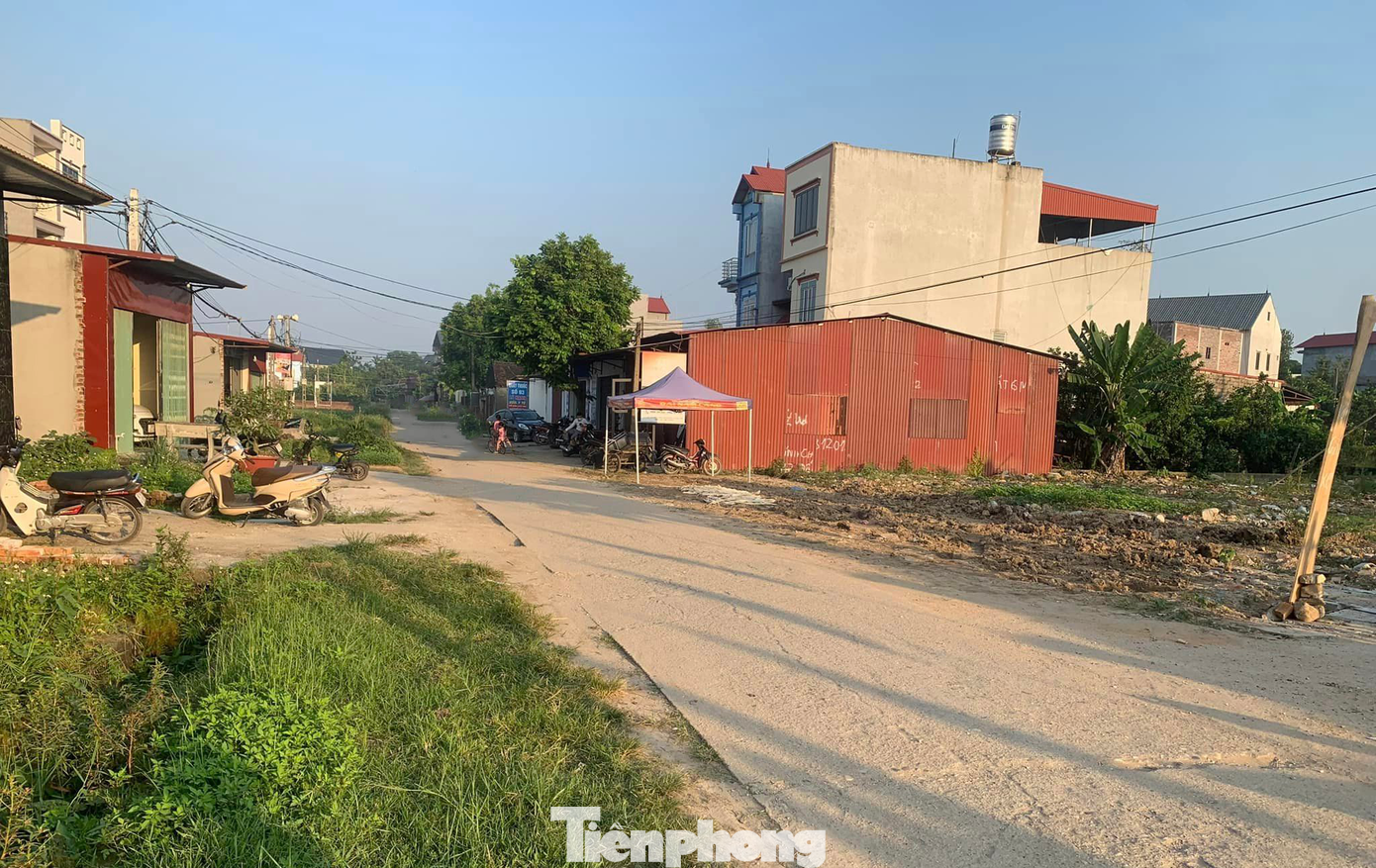 Đất trong làng tại huyện Yên Dũng (Bắc Giang) cũng được đấu giá với mức trúng chênh gần chục tỷ đồng. Đất trong làng tại huyện Yên Dũng (Bắc Giang) cũng được đấu giá với mức trúng chênh gần chục tỷ đồng.