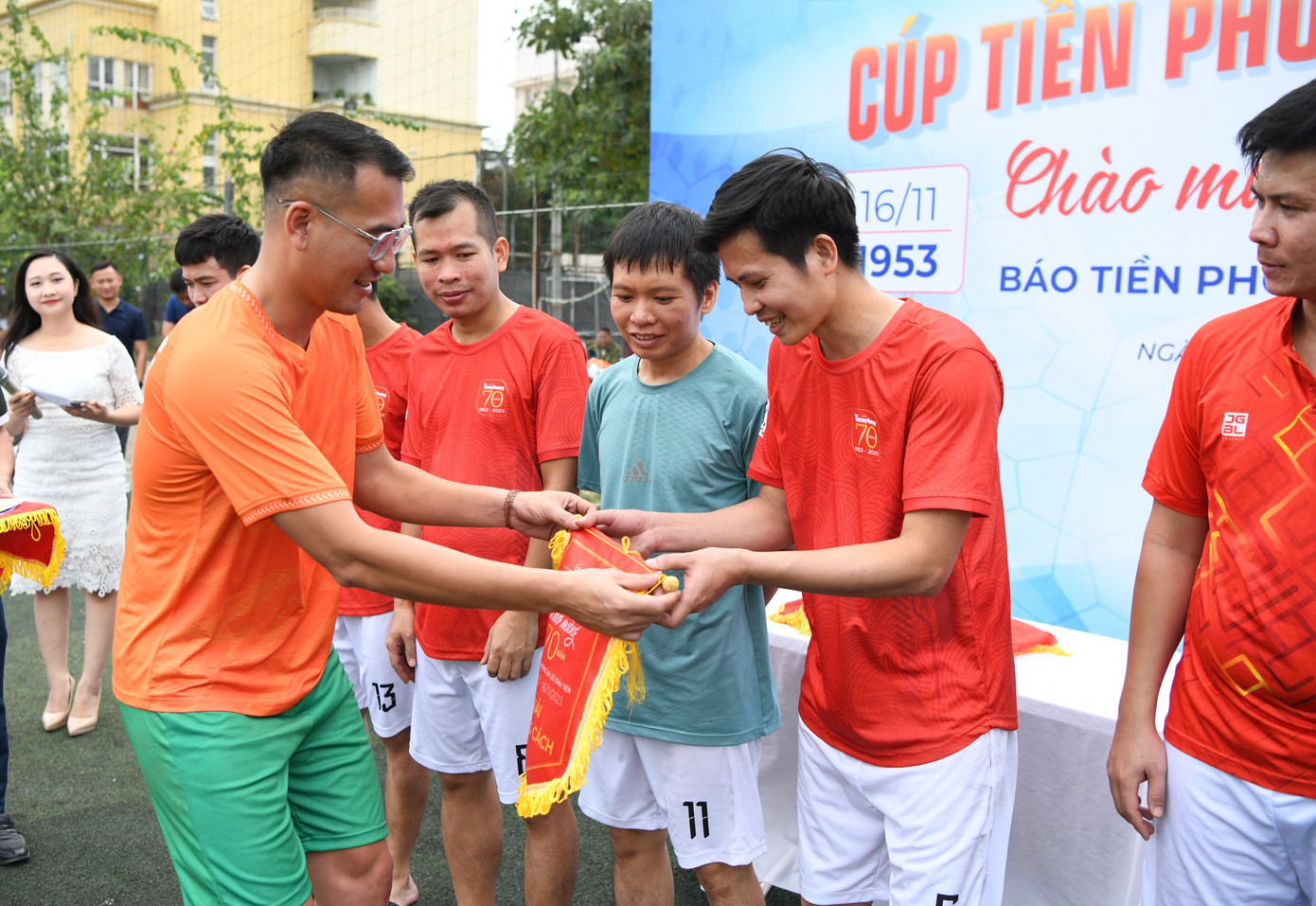 Những hình ảnh ấn tượng tại lễ trao giải. Những hình ảnh ấn tượng tại lễ trao giải.