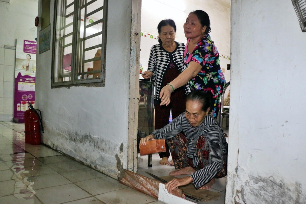 Bệnh nhân cùng người nhà làm tấm chắn ngăn triều cường tối 2/10 (Ảnh: Bảo Trân).