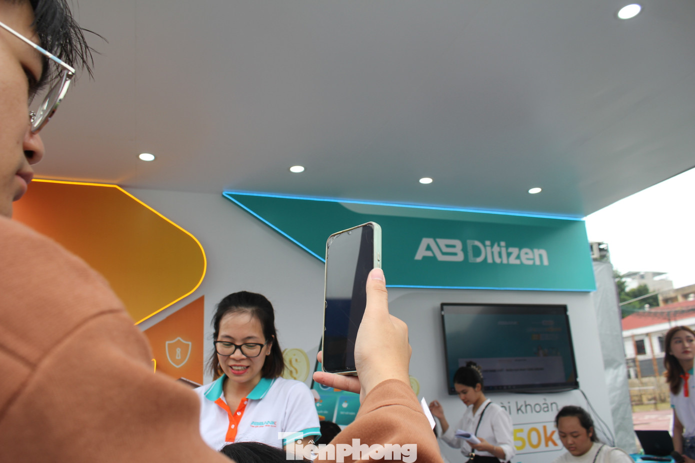 Chia sẻ với Hoa khôi Huỳnh Thúy Vi, đại diện ABBank cho biết, mỗi tài khoản thanh toán mở mới trên ứng dụng Ngân hàng số AB Ditizen qua luồng eKYC ngay tại sự kiện, ABBANK sẽ dành tặng khách hàng ưu đãi trị giá 50.000 đồng trong tài khoản của mình khi thực hiện thành công giao dịch lần đầu tiên thanh toán hóa đơn, hoặc mua thẻ/nạp tiền điện thoại với số tiền tối thiểu từ 100.000 đồng.