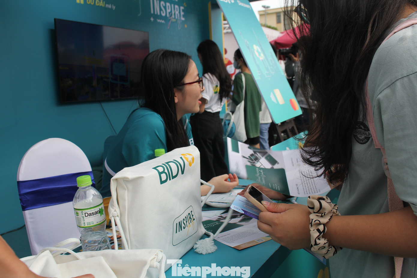Theo đó, khách hàng đăng ký thành công BIDV SmartBanking & đăng ký phát hành thẻ phi vật lý ngay tại gian hàng sẽ được tặng cốc sứ, bình nước thủy tinh, balo dây rút canvas,… Theo đó, khách hàng đăng ký thành công BIDV SmartBanking & đăng ký phát hành thẻ phi vật lý ngay tại gian hàng sẽ được tặng cốc sứ, bình nước thủy tinh, balo dây rút canvas,…