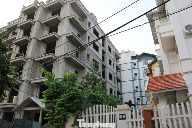 Hình ảnh tòa nhà Hoàn Sơn Villa hồi tháng 08/2022 khi bị tạm đình chỉ hoạt động. (Ảnh: Lập Đông)