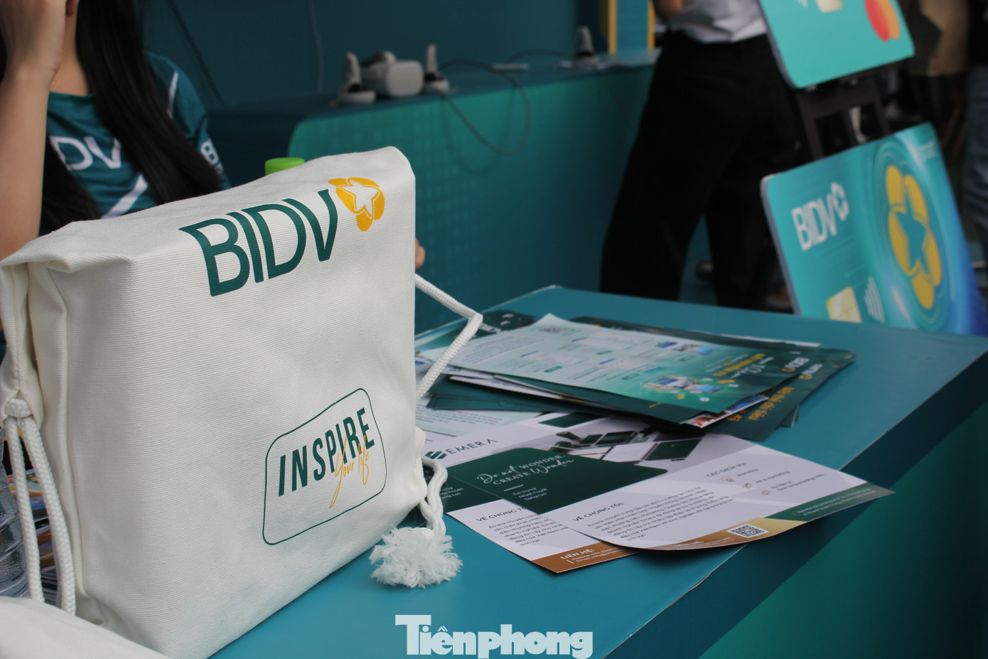 Được biết, hiện BIDV là một trong 8 đơn vị đầu tiên triển khai dịch vụ VietQRCash giúp khách hàng rút tiền qua ATM liên thông giữa các ngân hàng bằng mã VietQR mà không cần thẻ vật lý. Được biết, hiện BIDV là một trong 8 đơn vị đầu tiên triển khai dịch vụ VietQRCash giúp khách hàng rút tiền qua ATM liên thông giữa các ngân hàng bằng mã VietQR mà không cần thẻ vật lý.