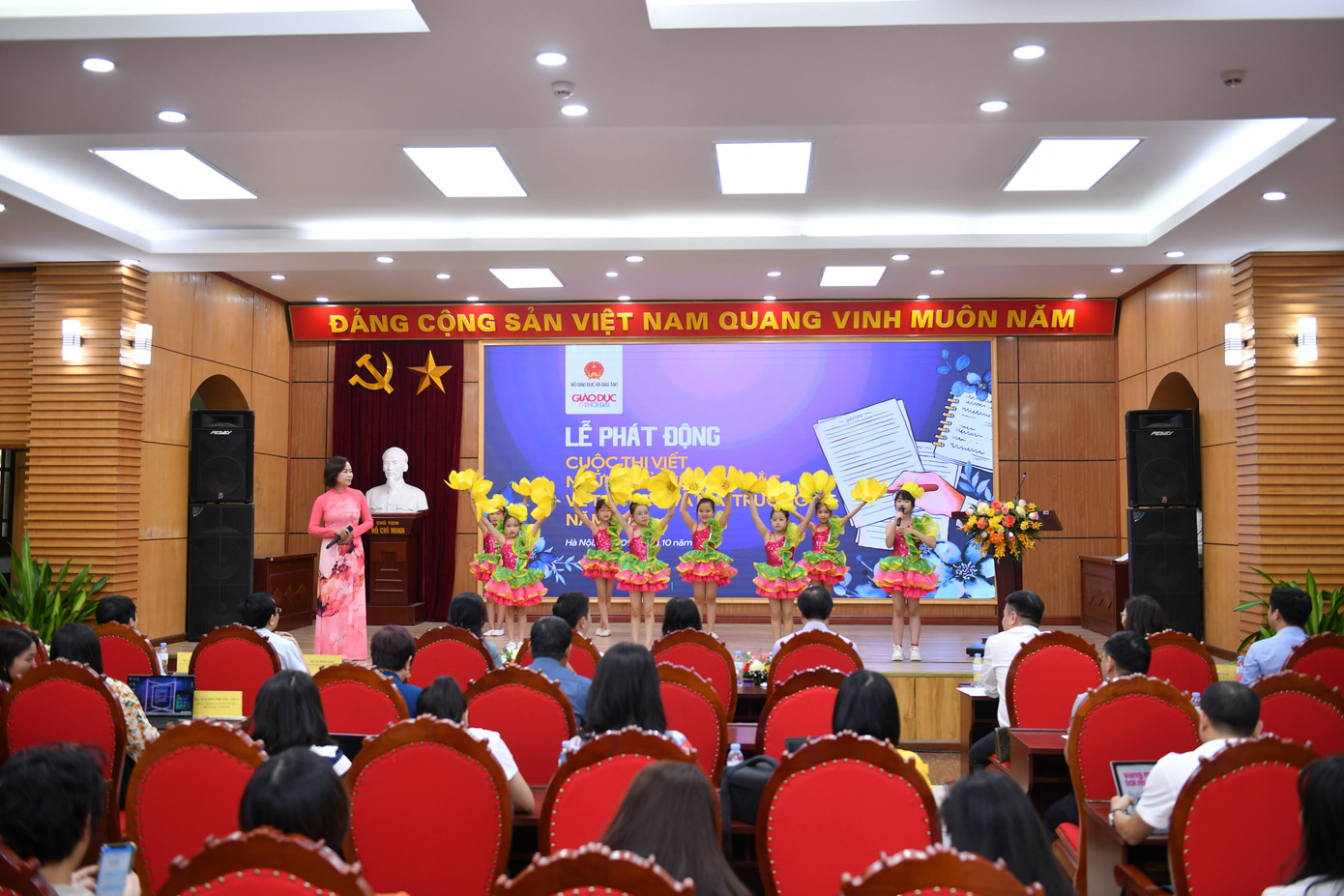 Văn nghệ chào mừng buổi Lễ của cô và trò trường Tiểu học Hoàng Diệu, Ba Đình, Hà Nội. ảnh 3 Văn nghệ chào mừng buổi Lễ của cô và trò trường Tiểu học Hoàng Diệu, Ba Đình, Hà Nội.