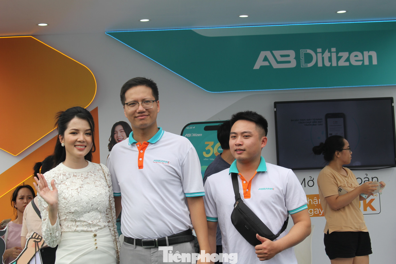 Đặc biệt, gian hàng ABBank năm nay đã đón tiếp một vị khách xinh đẹp và đặc biệt chính là Hoa khôi Huỳnh Thúy Vi.