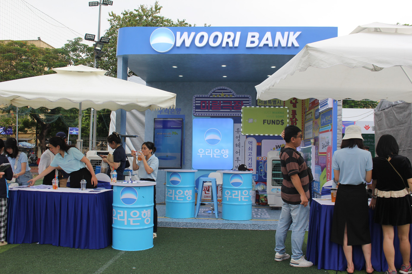 Gian hàng của WoorBank tái hiện một Hàn Quốc thu nhỏ với góc đường Myeongdong nhộn nhịp, con phố mua sắm và vui chơi giải trí nổi tiếng với giới trẻ Hàn Quốc.