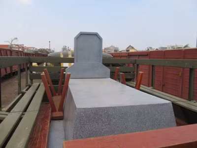 Huyệt mộ đại tướng bằng thủy tinh được bọc sắt