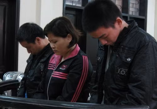 Tuân, Quy và Chiến (từ trái qua) tại phiên sơ thẩm