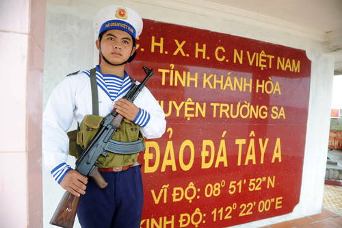  Đứng gác tại đảo Đá Tây A. Ảnh: Nguyễn Công Khanh.