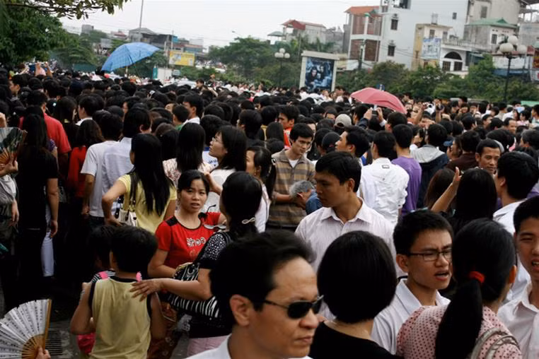 Đường Văn Cao hôm nay cấm các phương tiện đi lại nhưng vẫn tắc trầm trọng vì lượng người đổ về quá đông.