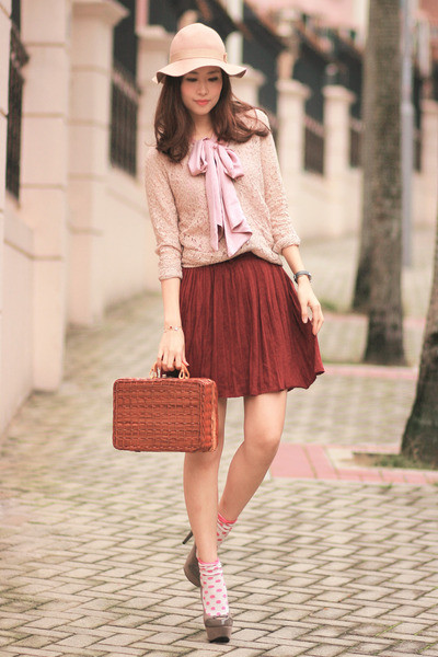 Mix váy ngắn cùng với tất cao quá đầu gối sẽ đem lại cho bạn vẻ dễ thương mà vẫn rất cá tính. Vẻ đẹp dịu dàng và dễ thương của chân váy xòe kết hợp với vẻ đẹp thanh lịch của áo sơ mi tạo nên một phong cách cực hoàn hảo. Váy ngắn + áo pull = một phong cách đậm chất teen Thêm áo khoác nhẹ nhàng cho ngày trở gió Áo sơ mi diện trong áo len hoặc áo pull mix cùng chân váy sẽ đem lại cho bạn vẻ trẻ trung thanh lịch.