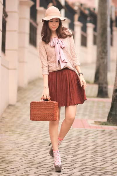 Mix váy ngắn cùng với tất cao quá đầu gối sẽ đem lại cho bạn vẻ dễ thương mà vẫn rất cá tính. Vẻ đẹp dịu dàng và dễ thương của chân váy xòe kết hợp với vẻ đẹp thanh lịch của áo sơ mi tạo nên một phong cách cực hoàn hảo. Váy ngắn + áo pull = một phong cách đậm chất teen Thêm áo khoác nhẹ nhàng cho ngày trở gió Áo sơ mi diện trong áo len hoặc áo pull mix cùng chân váy sẽ đem lại cho bạn vẻ trẻ trung thanh lịch.