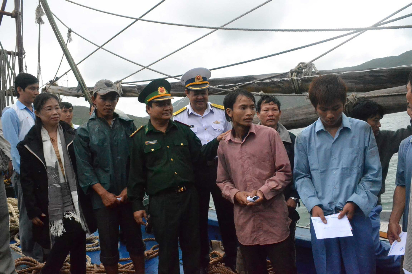 Cảm kích trước sự cứu giúp kịp thời của các ngành chức năng, các ngư dân rơi nước mắt cảm động