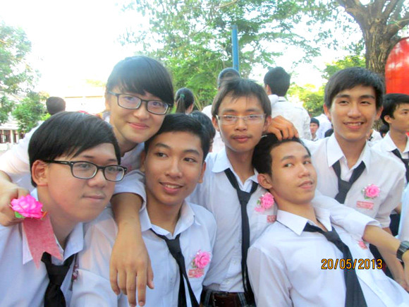 Thiện Nhơn (thứ 4 từ trái sang) luôn được bạn bè yêu mến