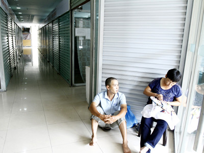 Bên trong chợ Hàng Da hầu hết các cửa hàng đóng cửa. Ảnh: Ngọc Châu