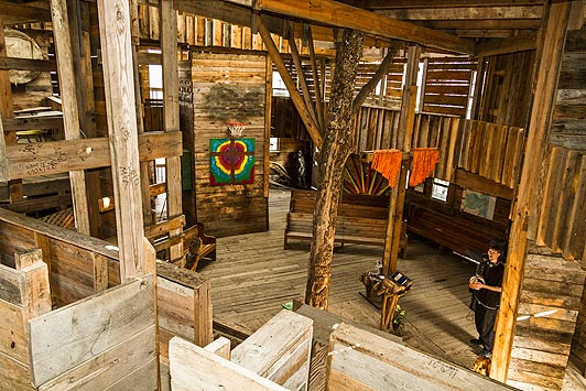 Bên trong ngôi nhà bằng gỗ tái chế. Bên trong ngôi nhà bằng gỗ tái chế