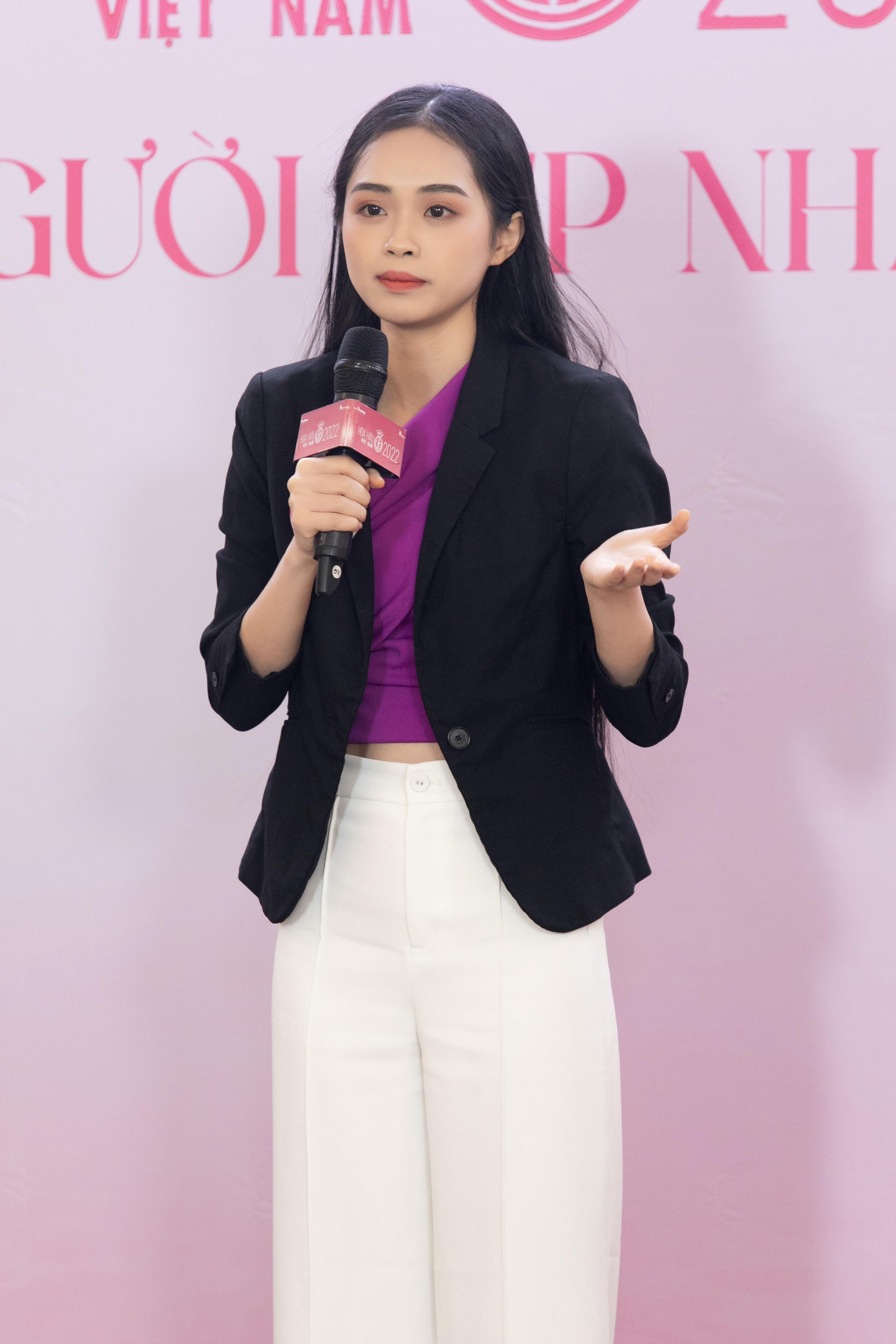 Hai thí sinh Nguyễn Phương Anh và Trịnh Mỹ Anh cũng gây ấn tượng với khả năng trình bày bằng tiếng Anh. Nguyễn Phương Anh sinh năm 2002, đang học ngành Truyền thông chuyên nghiệp tại Đại học RMIT, có trình độ IELTS 7.5. Trịnh Mỹ Anh, sinh năm 2003, hiện theo học tại Đại học Thương mại. Cô đạt được IELTS 6.0 và từng giành giải nhì hùng biện tiếng Anh do trường cấp 3 tổ chức.