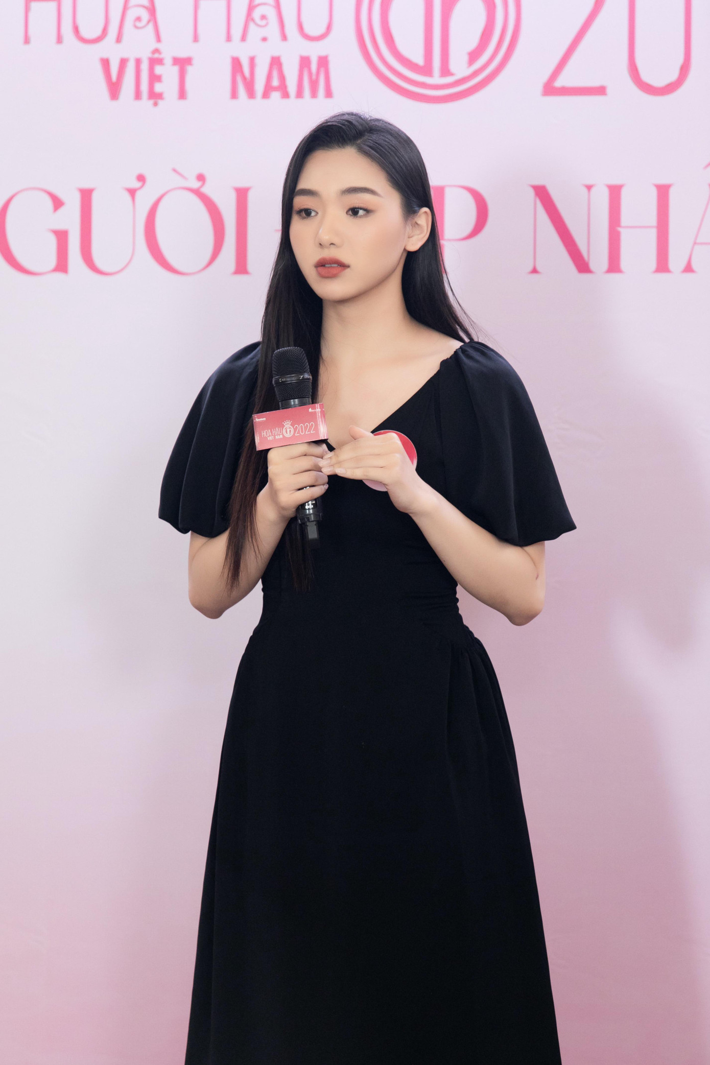 Đinh Khánh Hòa là sinh viên Đại học RMIT Hà Nội, có kỹ năng IELTS 6.5 từ khi học lớp 11. Lê Minh Anh đang theo học tại Đại học RMIT, trình độ IELTS 7.0 và tự tin khi giao tiếp bằng tiếng Anh.