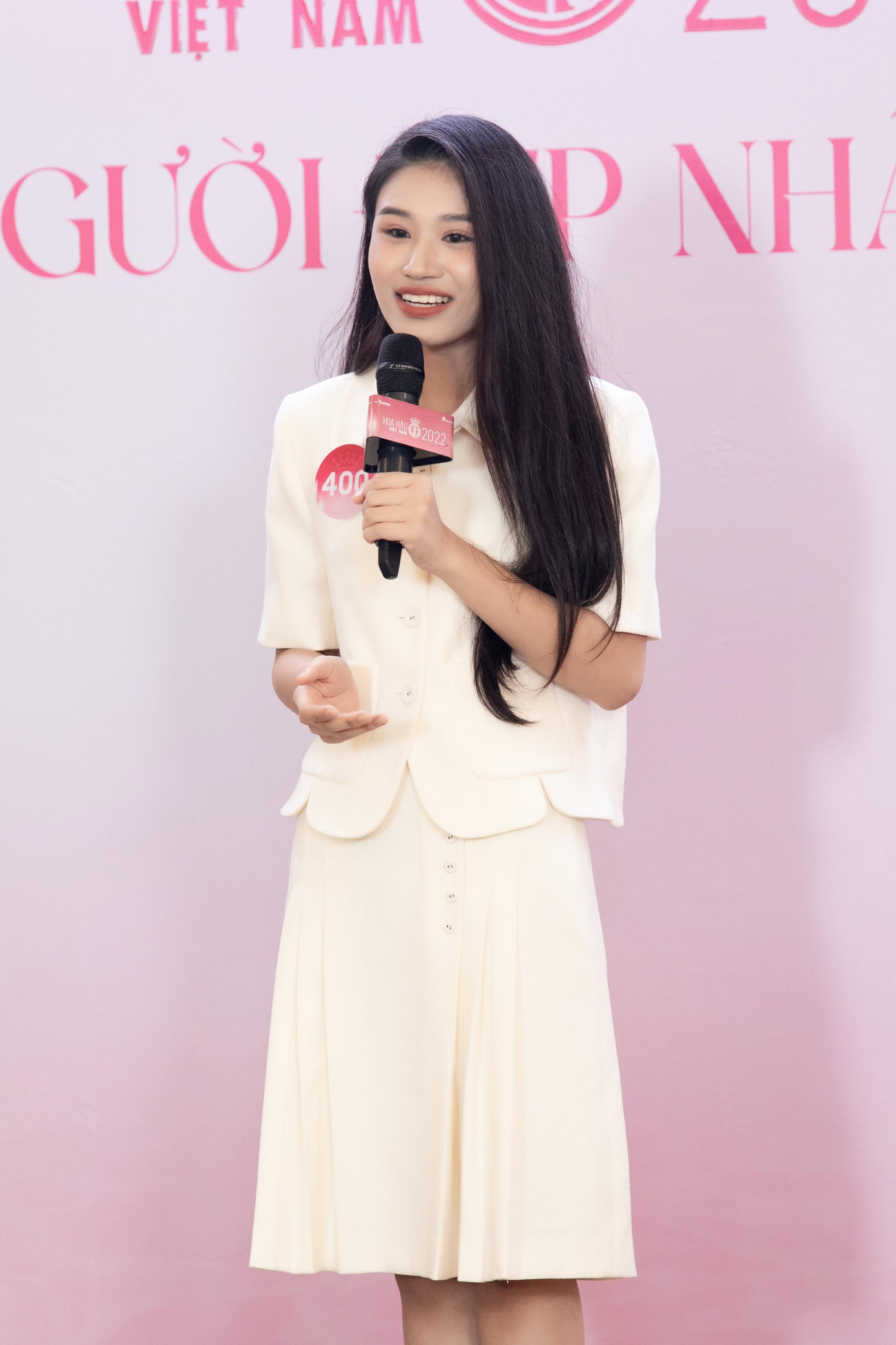 Đinh Khánh Hòa là sinh viên Đại học RMIT Hà Nội, có kỹ năng IELTS 6.5 từ khi học lớp 11. Lê Minh Anh đang theo học tại Đại học RMIT, trình độ IELTS 7.0 và tự tin khi giao tiếp bằng tiếng Anh.