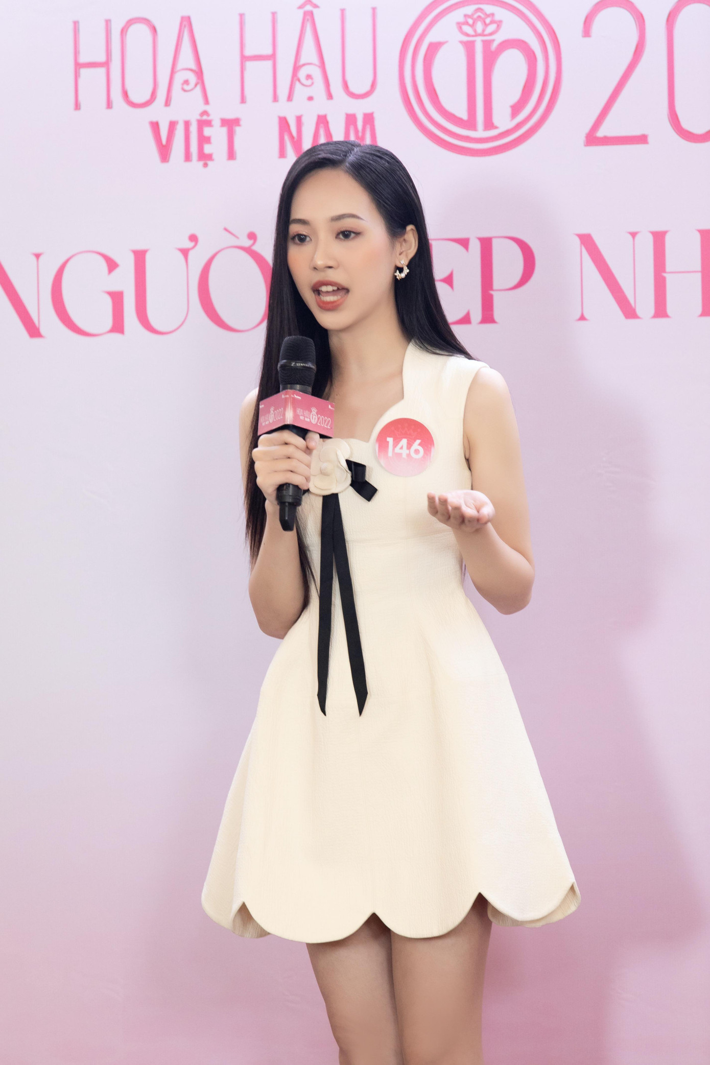 Ban giám khảo của phần thi Người đẹp Nhân ái gồm có Nhà báo Lê Xuân Sơn - Trưởng ban tổ chức, trưởng ban giám khảo, Nhà thơ, nhà báo Trần Hữu Việt - Phó trưởng ban giám khảo, bà Phạm Kim Dung – Phó trưởng ban tổ chức và đương kim Miss Intercontinental Lê Nguyễn Bảo Ngọc.