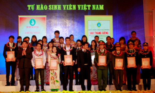 Cùng với lễ trao thưởng “Sao Tháng giêng”, T.Ư Hội Sinh viên Việt Nam đã tổ chức trao tặng danh hiệu “Sinh viên 5 tốt” cấp T.Ư lần thứ 3. Năm nay có 140 sinh viên vinh dự nhận danh hiệu này