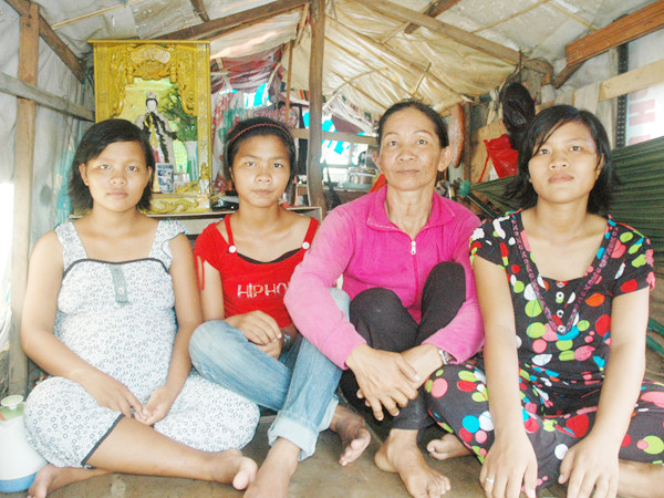 Từ trái qua phải: Hà, Thủy, chị Pha La, Oanh