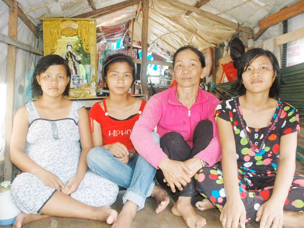 Từ trái qua phải: Hà, Thủy, chị Pha La, Oanh