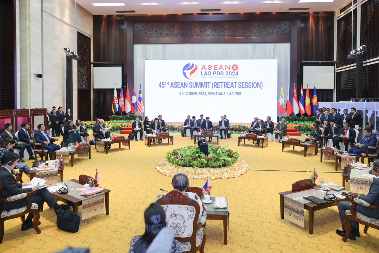Phiên họp hẹp của ASEAN để trao đổi về các vấn đề quốc tế và khu vực cùng quan tâm.