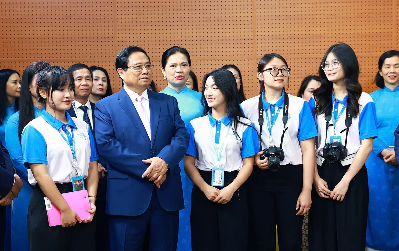 Thủ tướng trò chuyện với các học viên Học viện Phụ nữ Việt Nam.