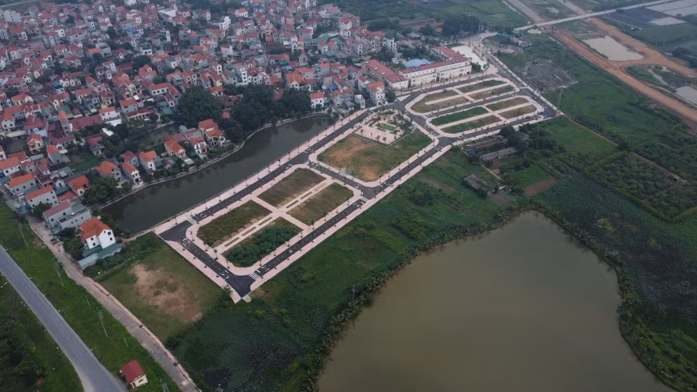 Các phiên đấu giá đất ở các huyện ngoại thành Hà Nội thời gian qua được đẩy lên cao và tình trạng bỏ cọc cũng xảy ra thường xuyên.