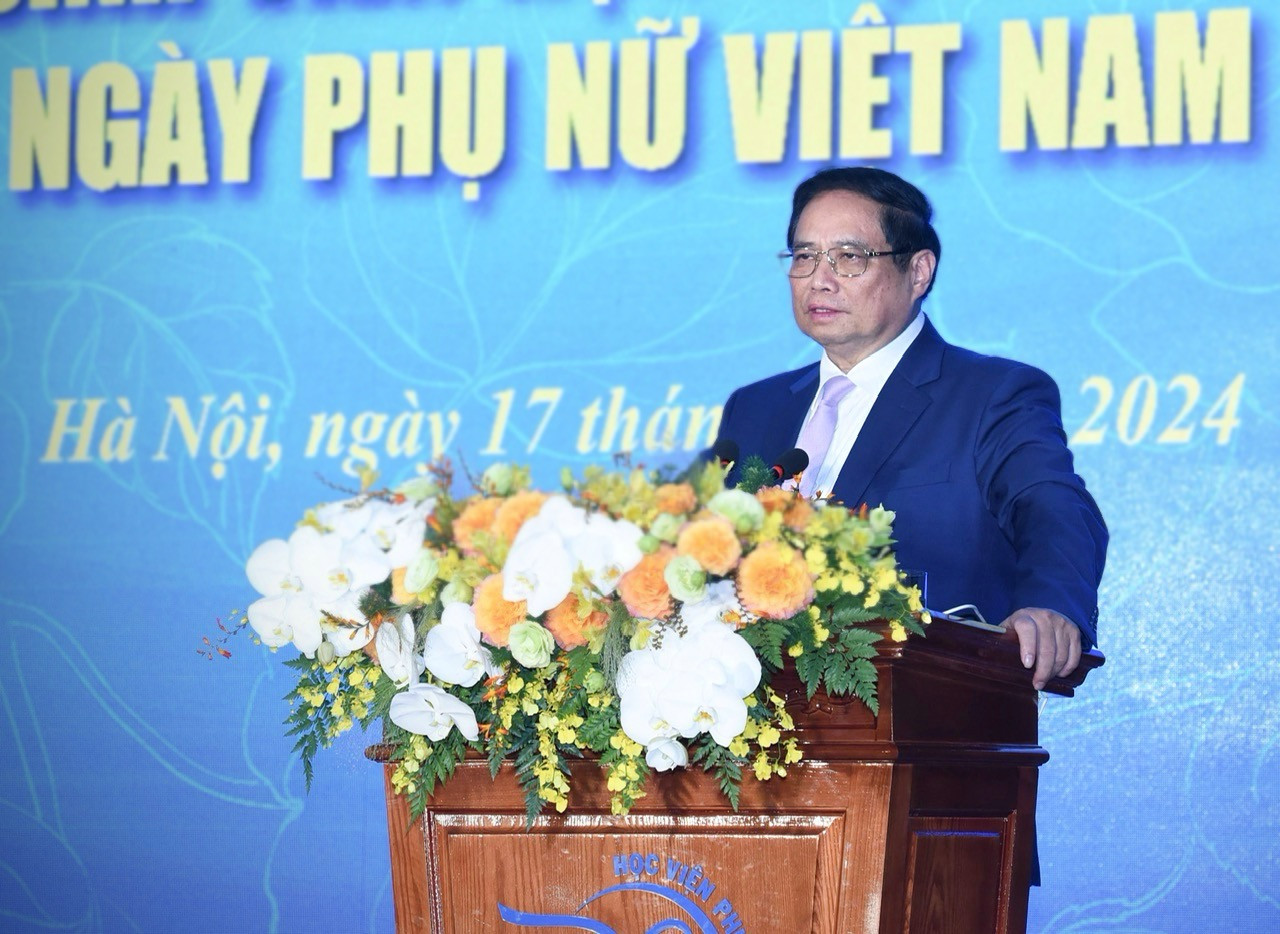 Thủ tướng Phạm Minh Chính phát biểu khi tới thăm Học viện Phụ nữ Việt Nam.