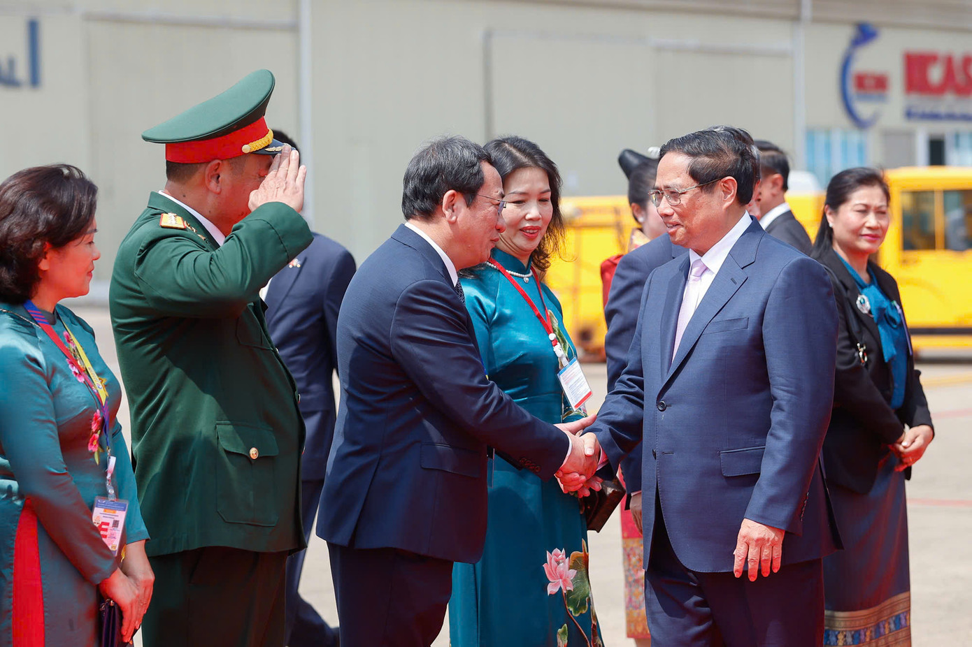 Cán bộ, nhân viên Đại sứ quán Việt Nam chào đón Thủ tướng tại sân bay.