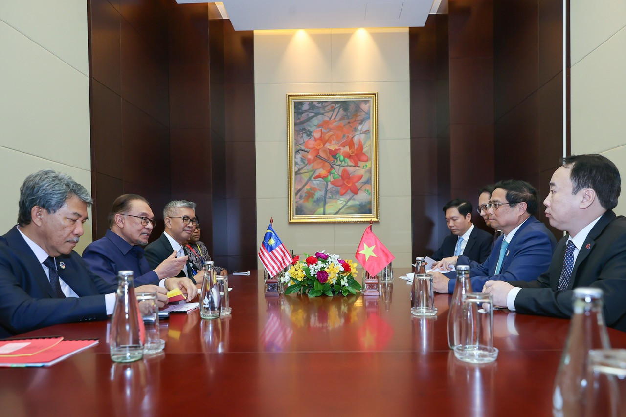 Cuộc gặp giữa Thủ tướng Phạm Minh Chính và Thủ tướng Malaysia Anwar Ibrahim. Cuộc gặp giữa Thủ tướng Phạm Minh Chính và Thủ tướng Malaysia Anwar Ibrahim.