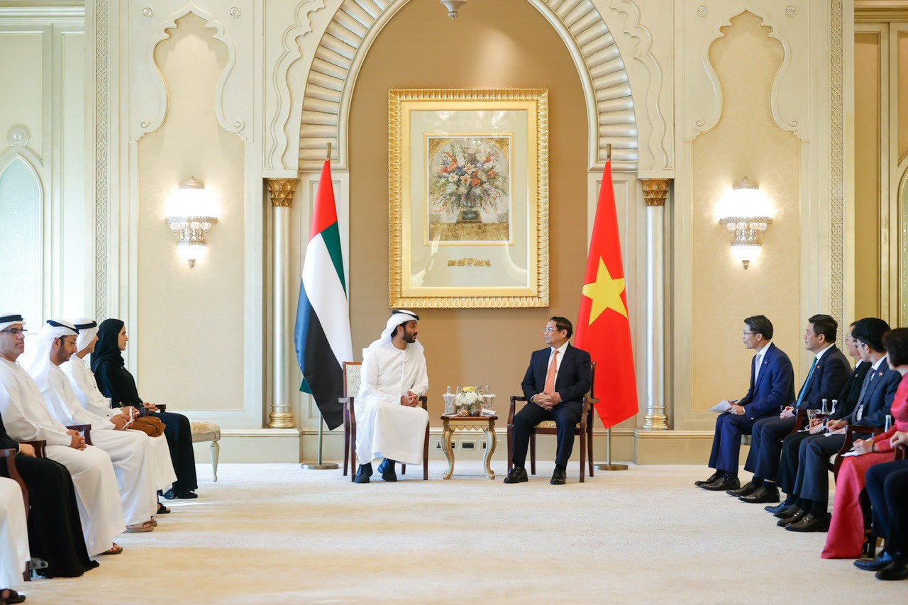 Bộ trưởng Kinh tế UAE Abdulla Bin Touq Al Marri chia sẻ với Thủ tướng cách UAE phát triển doanh nghiệp.