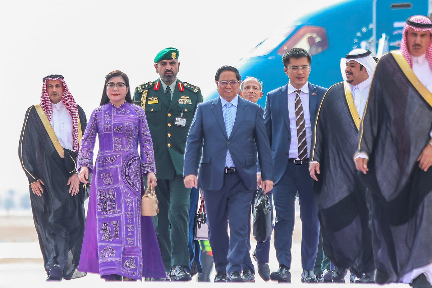 Quan chức Chính phủ, Bộ Ngoại giao Ả-rập Xê-út chào đón Thủ tướng và phu nhân tại sân bay. Ảnh: Nhật Bắc.