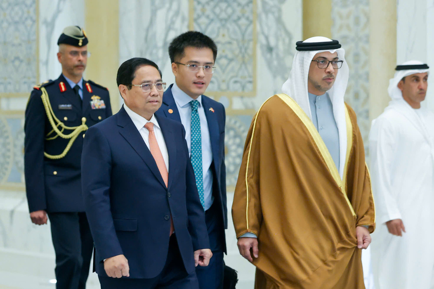 Phó Tổng thống UAE Sheikh Mansour Bin Zayed Al Nahyan chủ trì lễ đón chính thức Thủ tướng Phạm Minh Chính và Phu nhân thăm chính thức UAE. Ảnh: Nhật Bắc