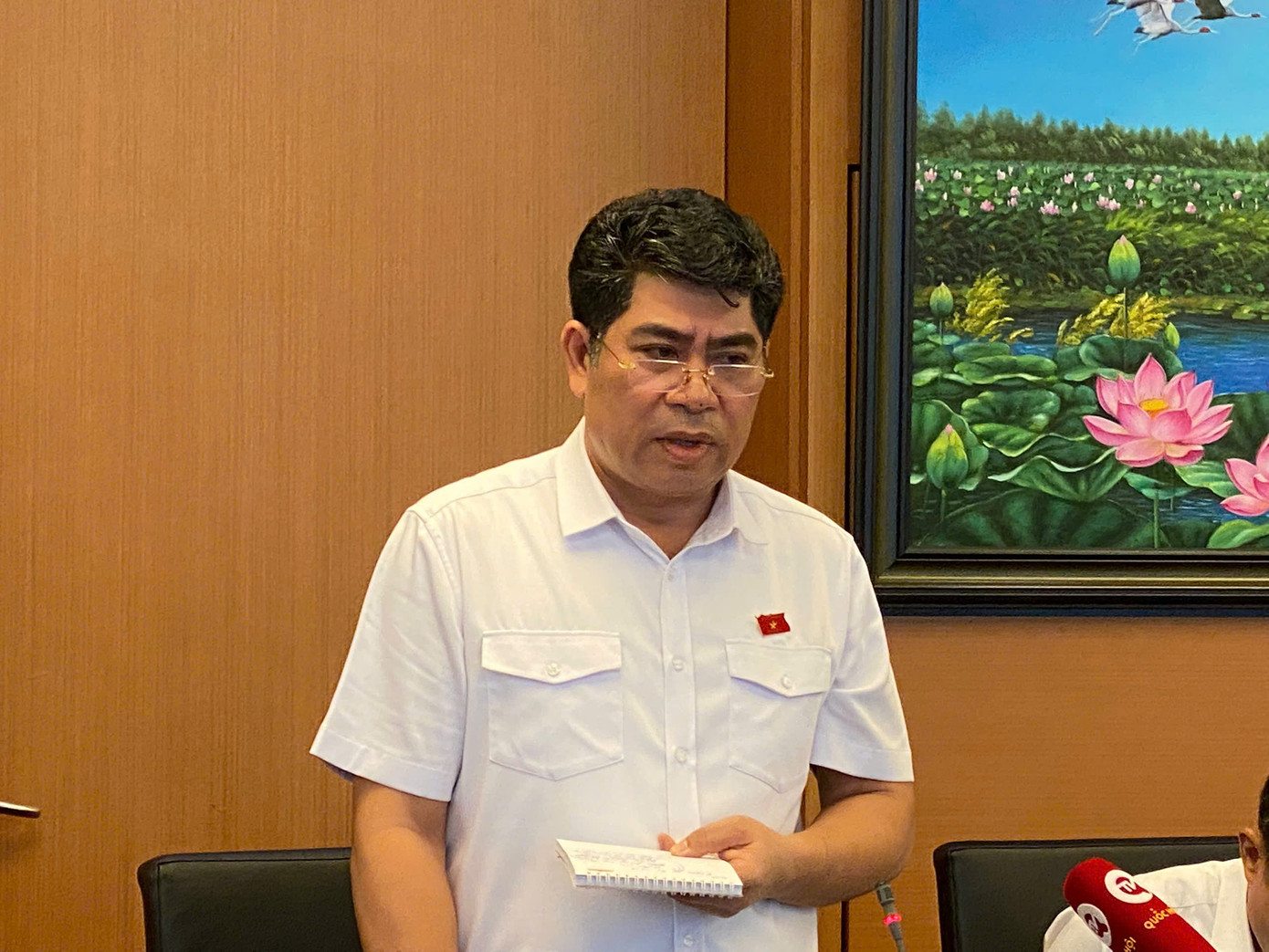 Theo đại biểu Vi Văn Sơn (Nghệ An), vẫn còn tình trạng 'thà bị phê bình còn hơn vi phạm pháp luật, bị xử lý hình sự". Theo đại biểu Vi Văn Sơn (Nghệ An), vẫn còn tình trạng 'thà bị phê bình còn hơn vi phạm pháp luật, bị xử lý hình sự".