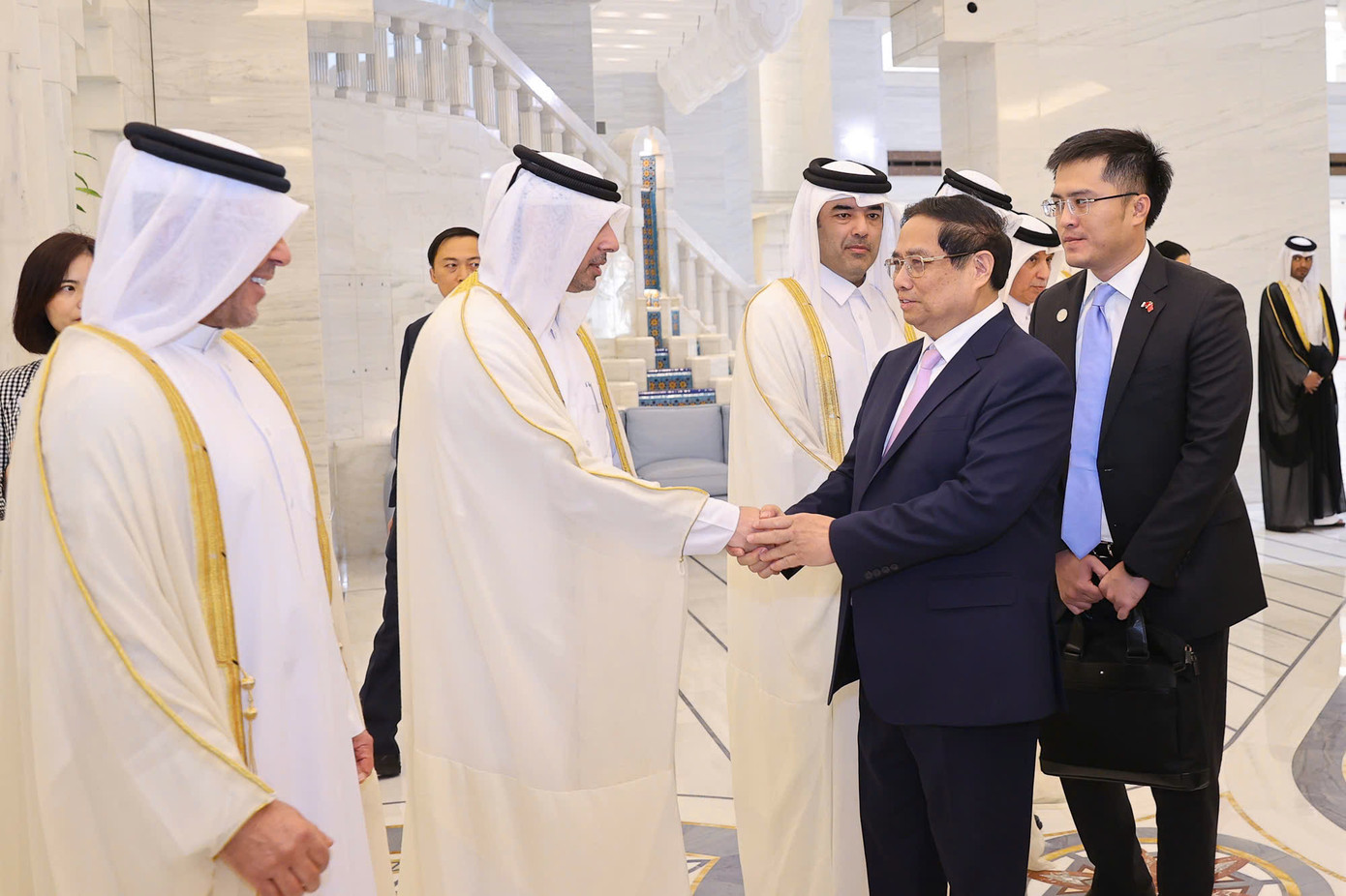 Quan chức Chính phủ Qatar tại Lễ đón chính thức Thủ tướng Phạm Minh Chính. Ảnh: Nhật Bắc