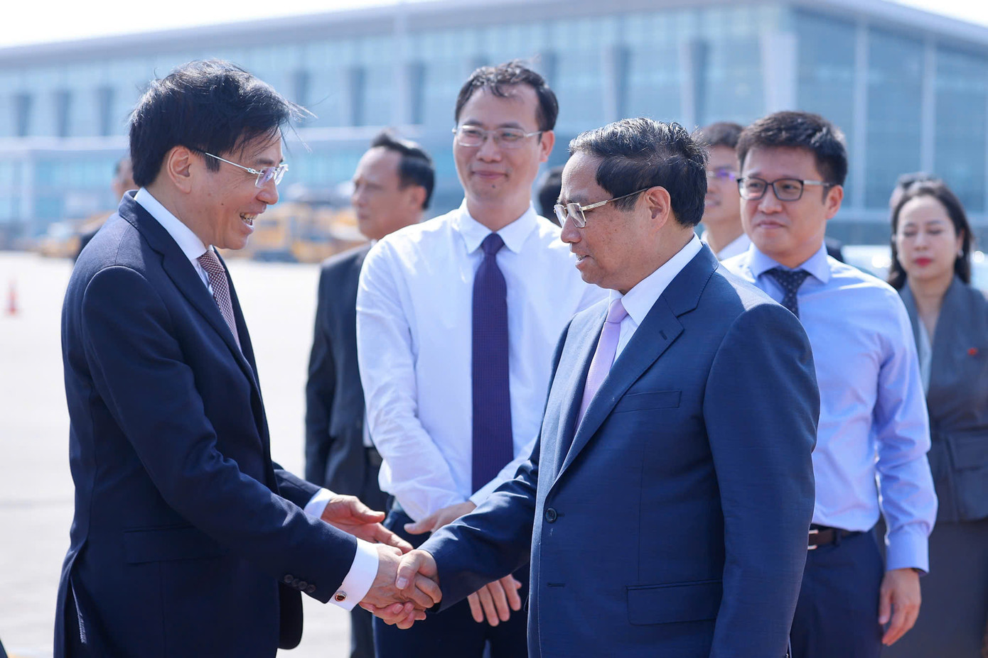 Bộ trưởng, Chủ nhiệm VPCP Trần Văn Sơn tiễn Thủ tướng Phạm Minh Chính lên đường dự Hội nghị Cấp cao ASEAN. Ảnh: Nhật Bắc Bộ trưởng, Chủ nhiệm VPCP Trần Văn Sơn tiễn Thủ tướng Phạm Minh Chính lên đường dự Hội nghị Cấp cao ASEAN. Ảnh: Nhật Bắc