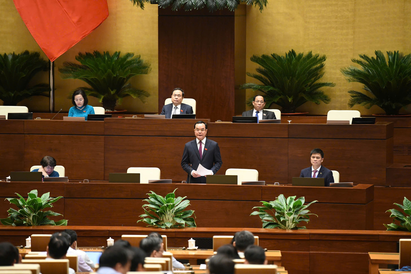 Chủ tịch Tổng Liên đoàn Lao động Việt Nam báo cáo giải trình ý kiến đại biểu Quốc hội nêu ra trong phiên thảo luận. Chủ tịch Tổng Liên đoàn Lao động Việt Nam báo cáo giải trình ý kiến đại biểu Quốc hội nêu ra trong phiên thảo luận.