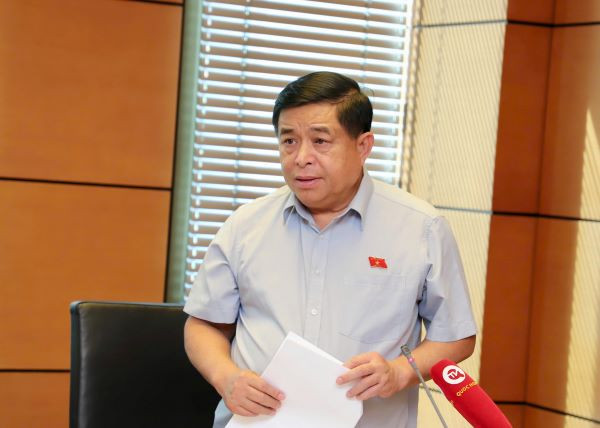 Bộ trưởng Bộ Kế hoạch và Đầu tư Nguyễn Chí Dũng phát biểu tại tổ. Bộ trưởng Bộ Kế hoạch và Đầu tư Nguyễn Chí Dũng phát biểu tại tổ.