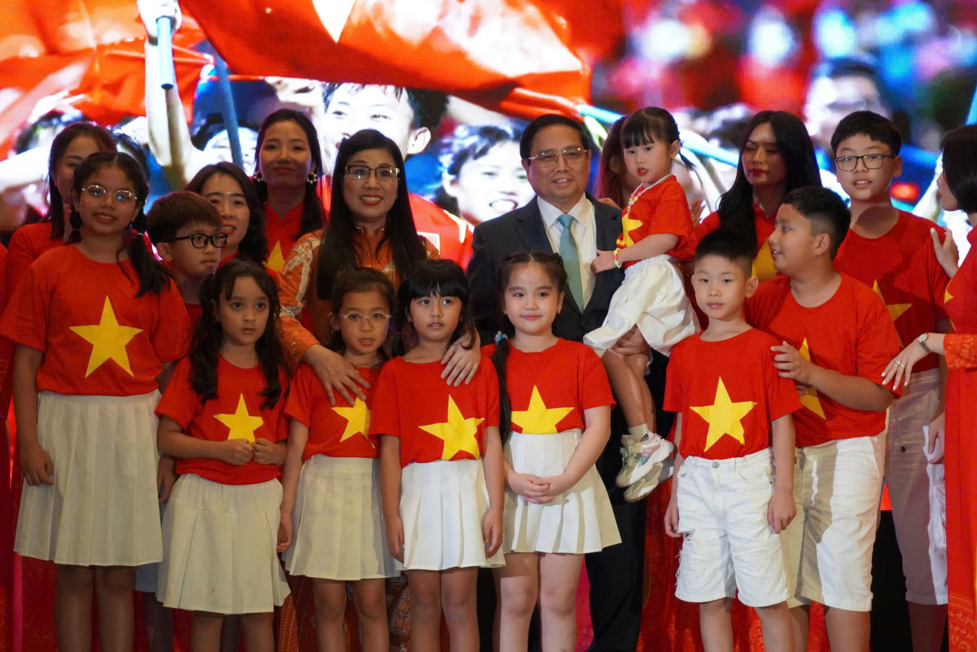 Thủ tướng Phạm Minh Chính và Phu nhân cùng với các em nhỏ người Việt tại UAE Thủ tướng Phạm Minh Chính và Phu nhân cùng với các em nhỏ người Việt tại UAE