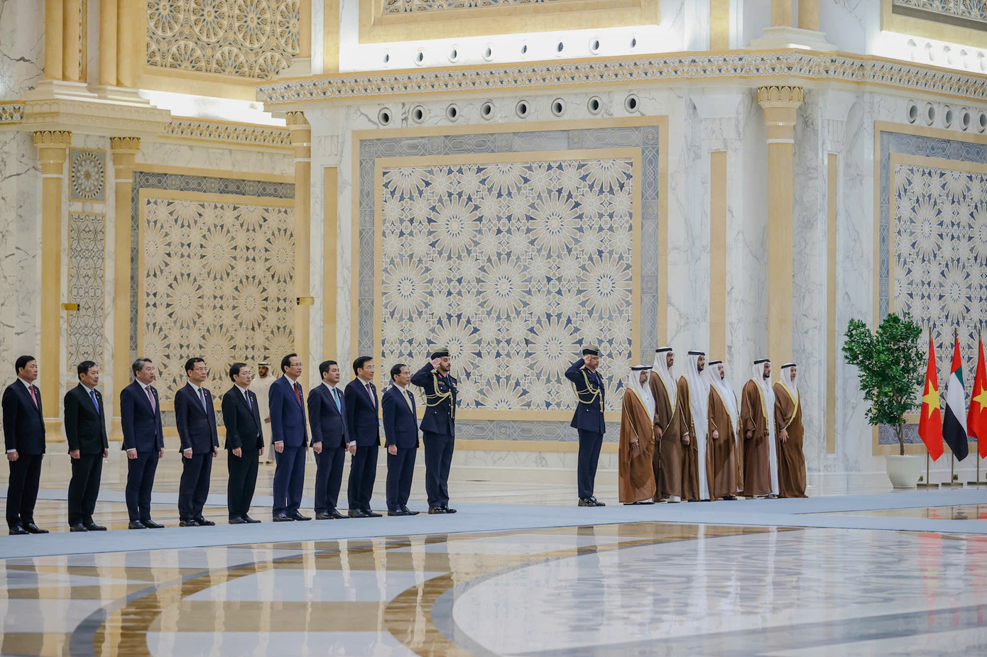 Quan chức hai nước tại lễ đón chính thức Thủ tướng Phạm Minh Chính và Phu nhân thăm UAE.