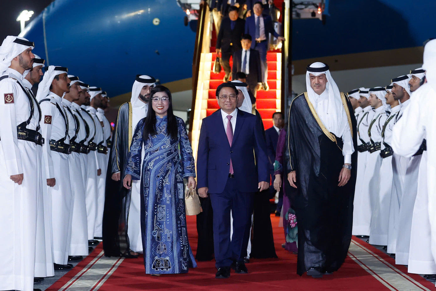 Đại diện Chính phủ Qatar chào đón Thủ tướng và phu nhân đến thăm chính thức Qatar.