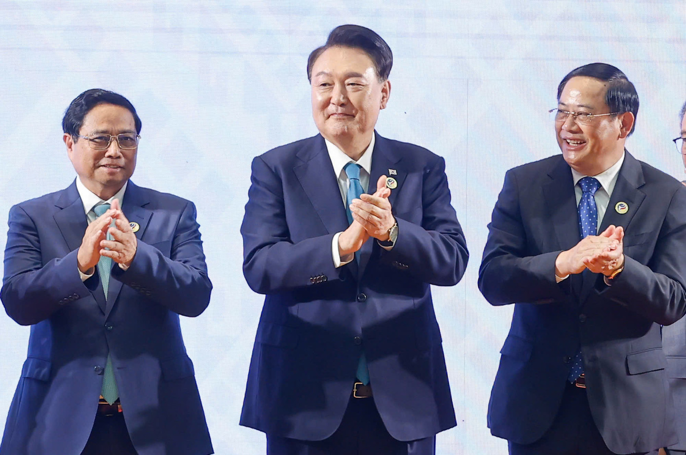 Thủ tướng Phạm Minh Chính, Tổng thống Hàn Quốc và Thủ tướng Lào tại Hội nghị ASEAN+1 với Hàn Quốc.