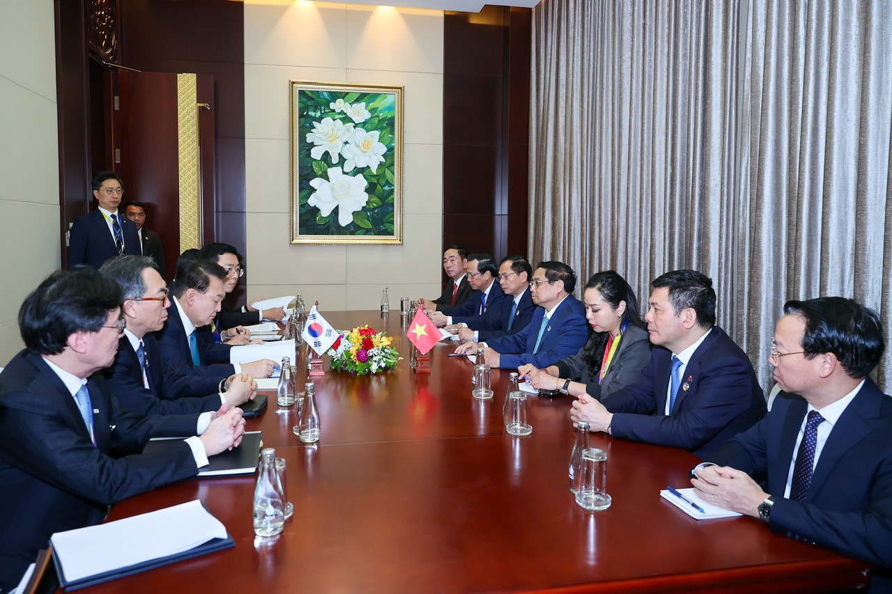 Thủ tướng đề nghị Hàn Quốc cung cấp các khoản vay ưu đãi để triển khai các dự án hạ tầng quy mô lớn. Thủ tướng đề nghị Hàn Quốc cung cấp các khoản vay ưu đãi để triển khai các dự án hạ tầng quy mô lớn.