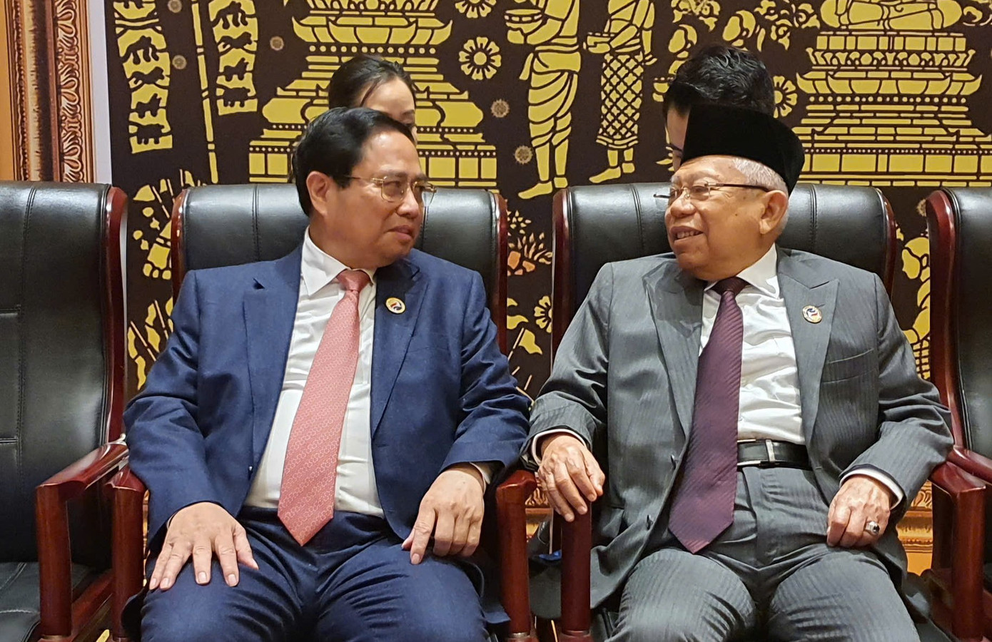 Thủ tướng đã có cuộc gặp với Phó Tổng thống Indonesia Ma’ruf Amin tham dự hội nghị.