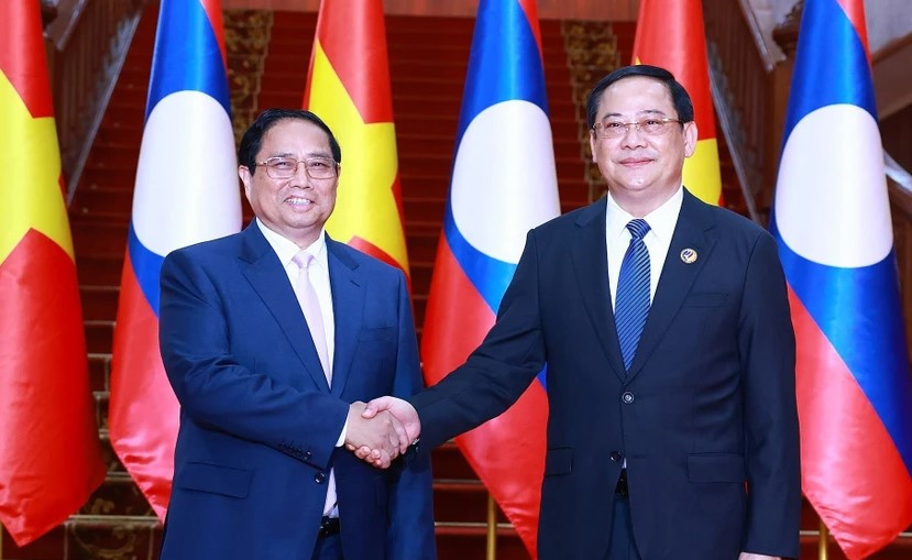 Thủ tướng Phạm Minh Chính gặp Thủ tướng Lào Sonexay Siphandone. Ảnh: Dương Giang