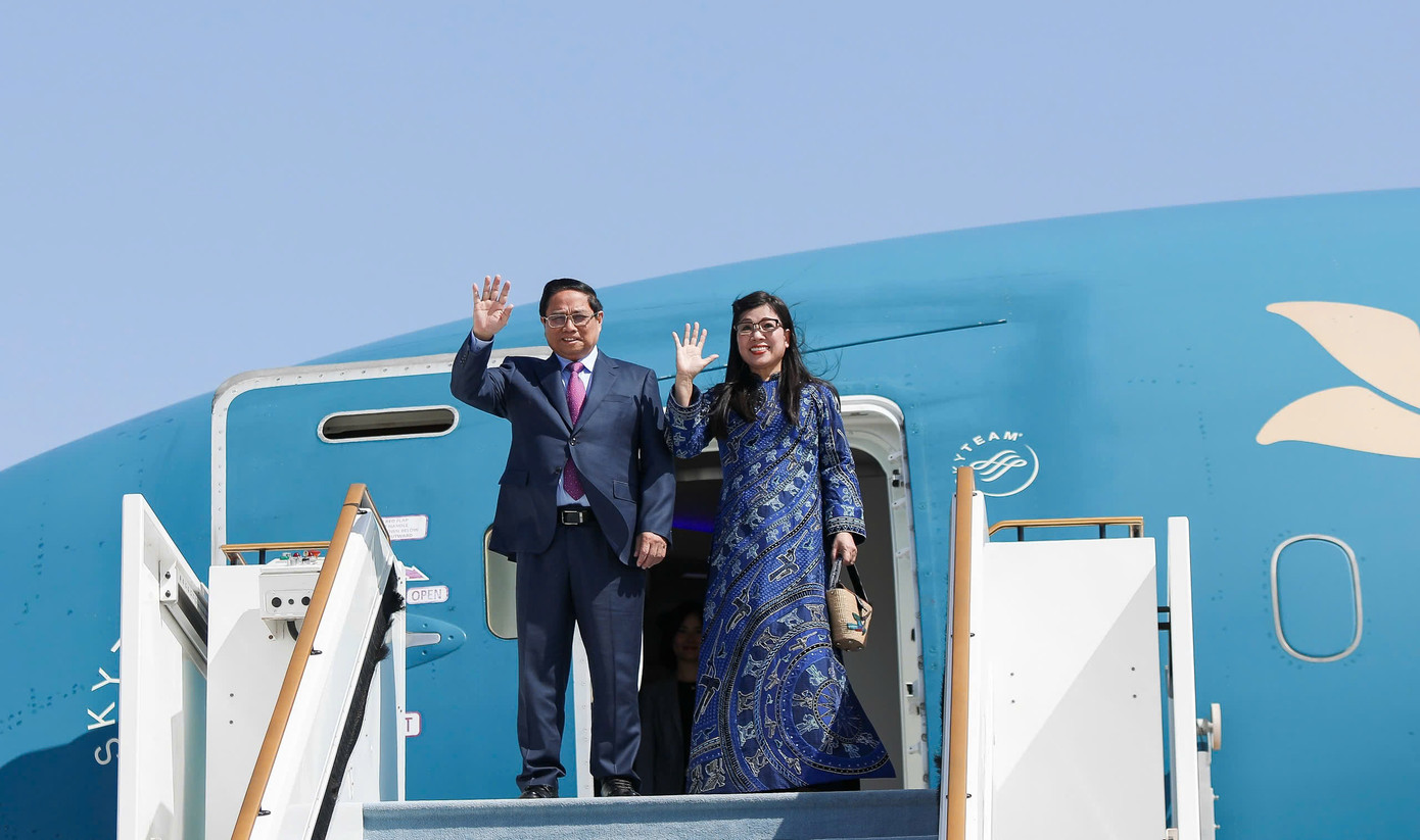 Thủ tướng Phạm Minh Chính và phu nhân đến sân bay quốc tế Zayed. Ảnh: Nguyễn Hồng